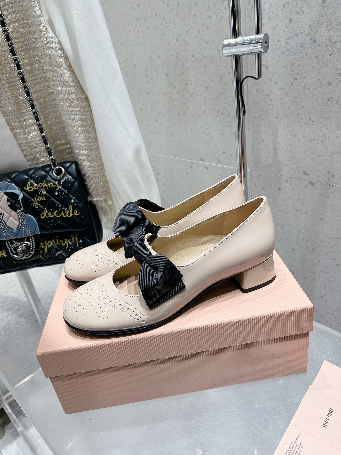 MARY JANE MID HEEL PUMPS IN BEIGE PATENT LAMBSKIN WITH BOW - 35