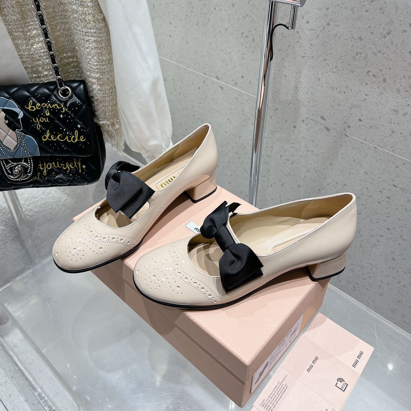 MARY JANE MID HEEL PUMPS IN BEIGE PATENT LAMBSKIN WITH BOW - 35