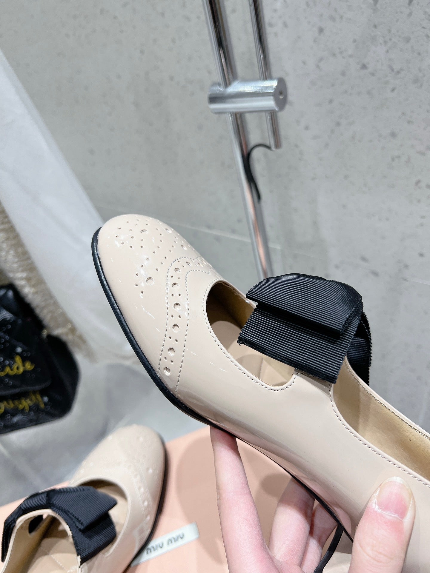 MARY JANE MID HEEL PUMPS IN BEIGE PATENT LAMBSKIN WITH BOW - 35