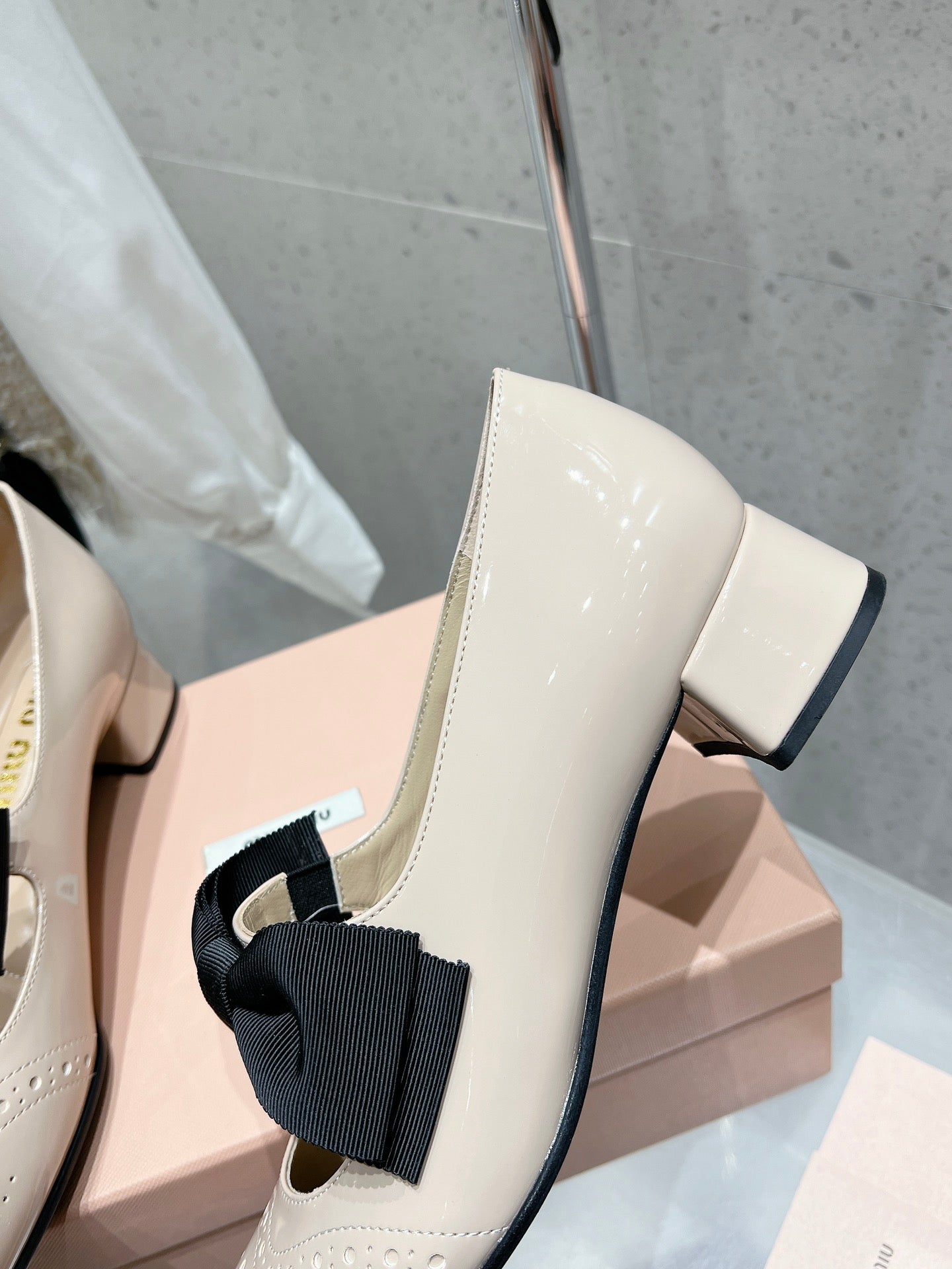 MARY JANE MID HEEL PUMPS IN BEIGE PATENT LAMBSKIN WITH BOW - 35