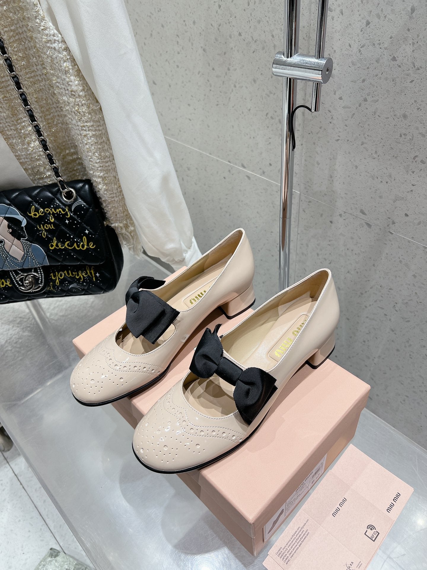 MARY JANE MID HEEL PUMPS IN BEIGE PATENT LAMBSKIN WITH BOW - 35