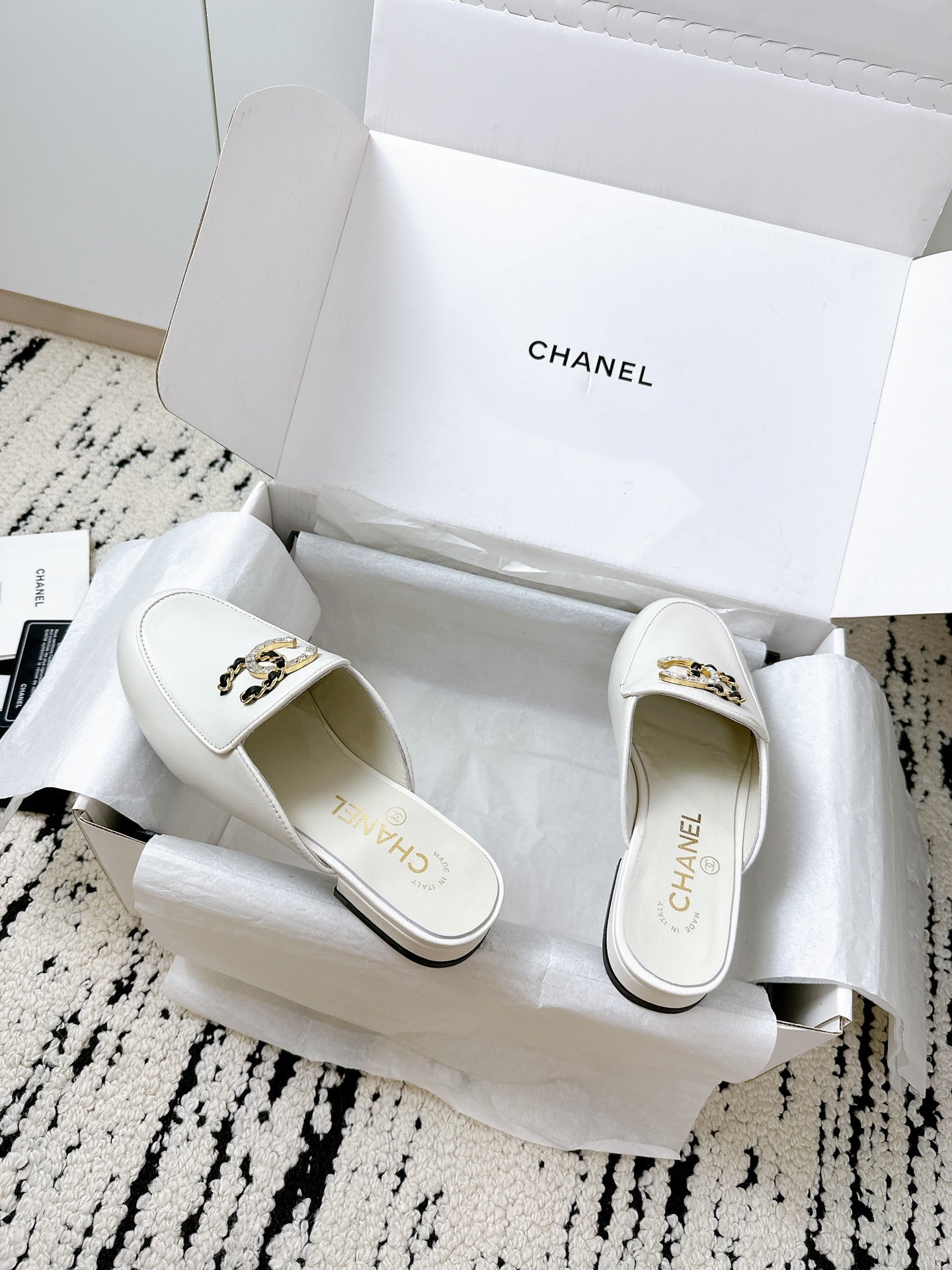 CC FLAT MULE IN WHITE CALFSKIN HARDWARE WITH ROCK MIX CHAIN - 35
