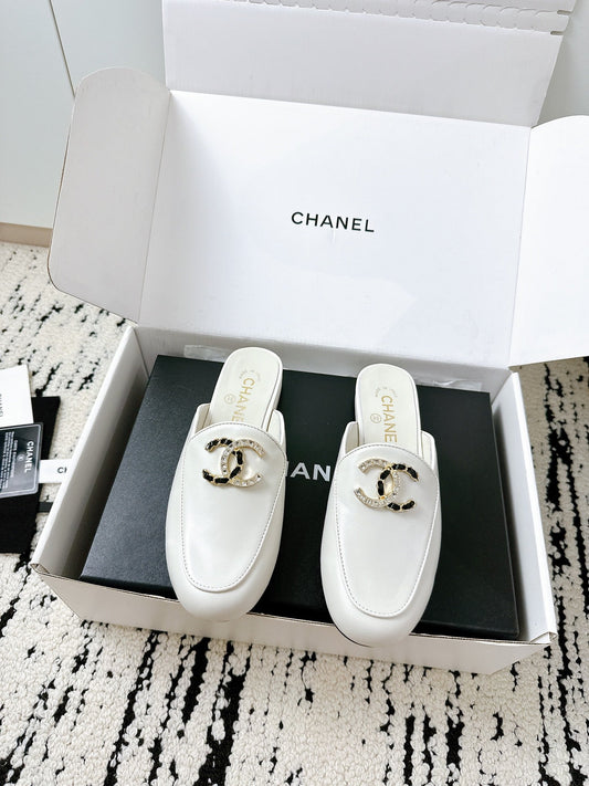 CC FLAT MULE IN WHITE CALFSKIN HARDWARE WITH ROCK MIX CHAIN - 35