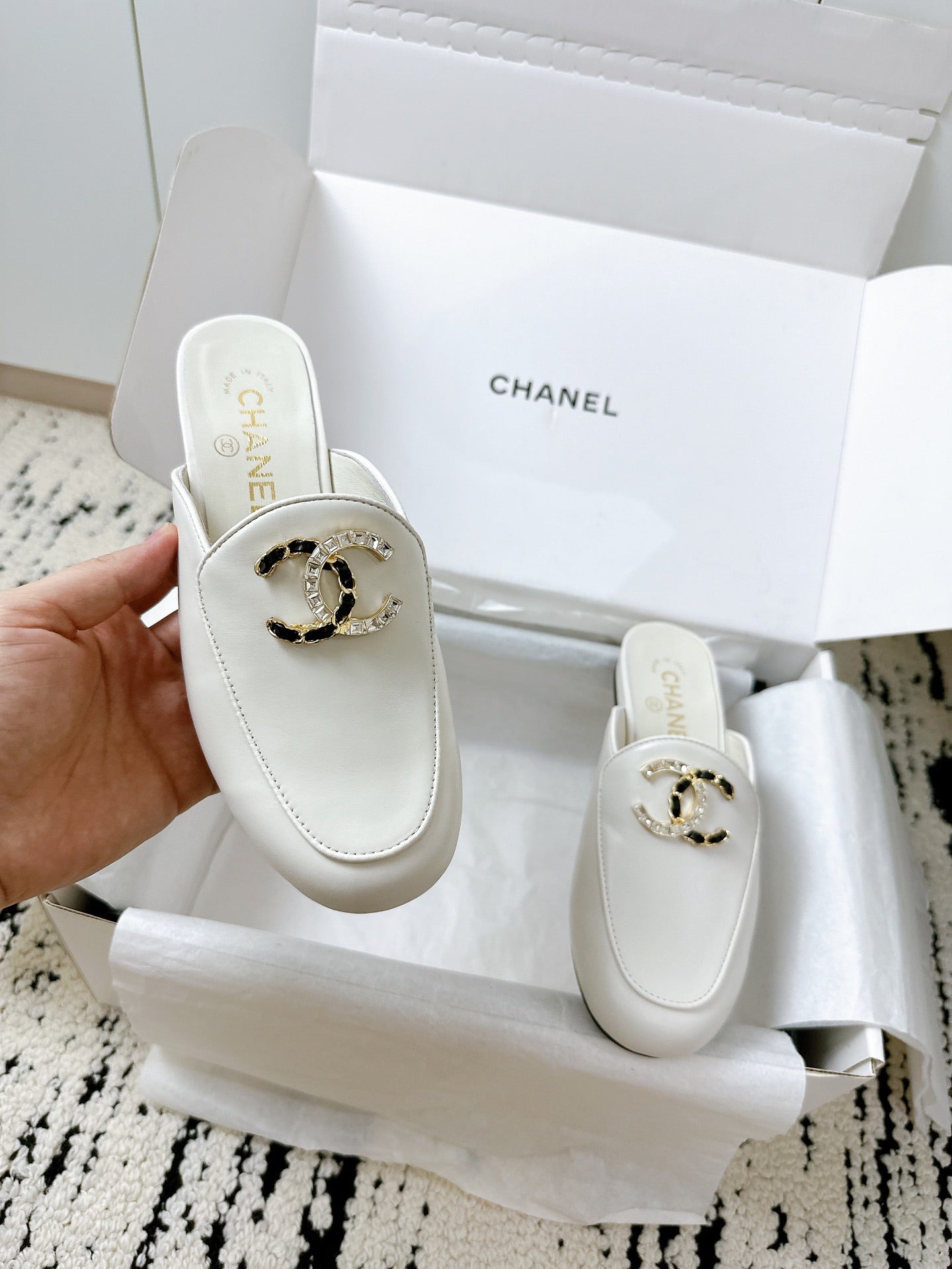 CC FLAT MULE IN WHITE CALFSKIN HARDWARE WITH ROCK MIX CHAIN - 35