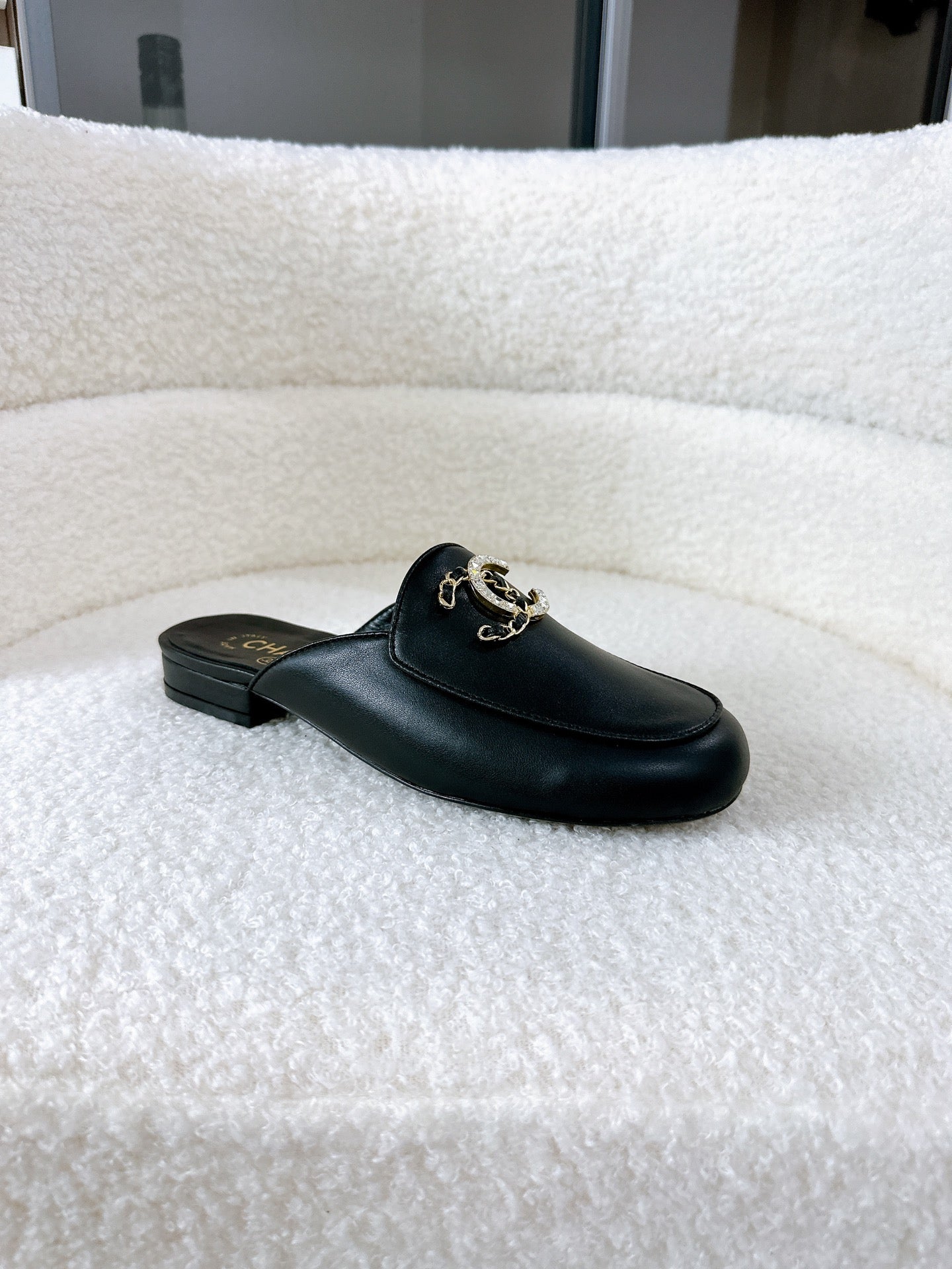 CC FLAT MULE IN BLACK CALFSKIN HARDWARE WITH ROCK MIX CHAIN - 35