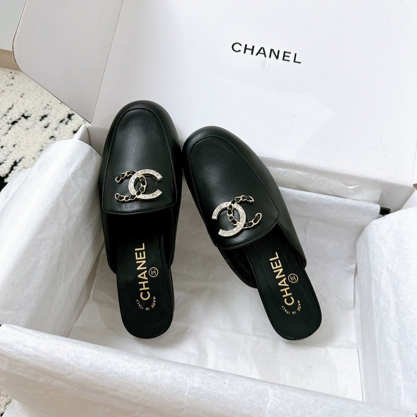 CC FLAT MULE IN BLACK CALFSKIN HARDWARE WITH ROCK MIX CHAIN - 35