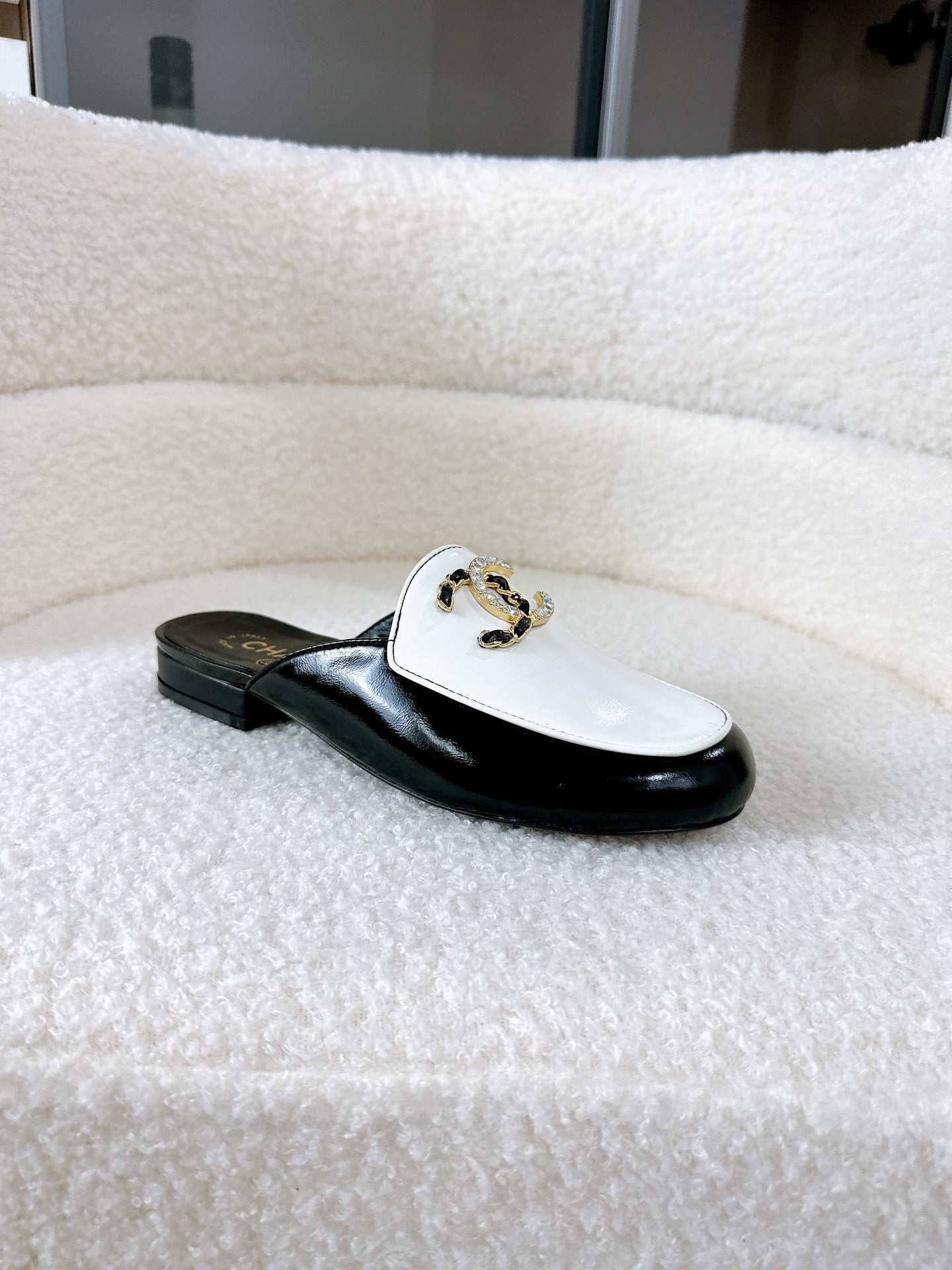 CC FLAT MULE IN WHITE AND BLACK CALFSKIN HARDWARE WITH ROCK MIX CHAIN - 35