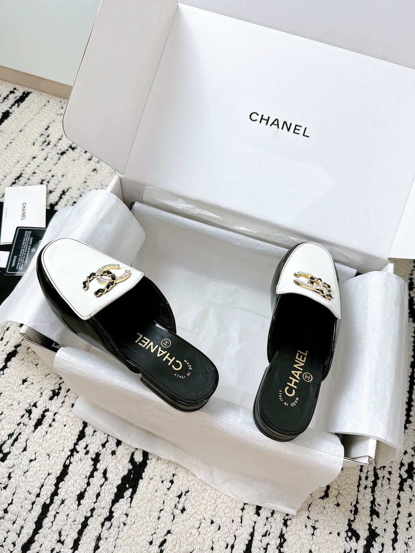 CC FLAT MULE IN WHITE AND BLACK CALFSKIN HARDWARE WITH ROCK MIX CHAIN - 35