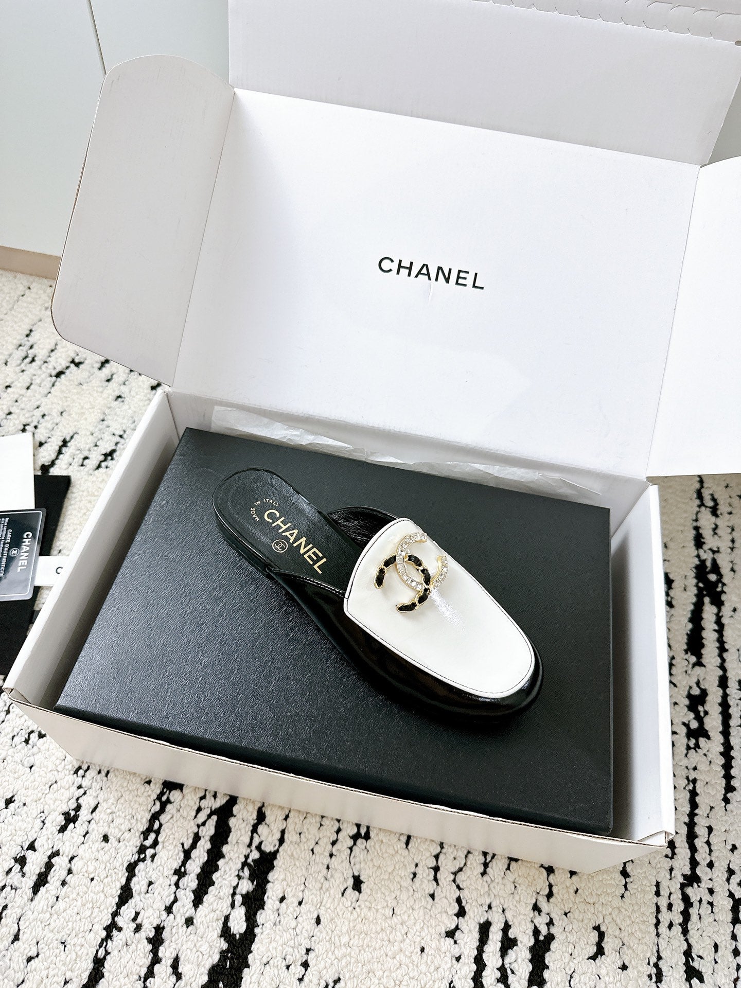 CC FLAT MULE IN WHITE AND BLACK CALFSKIN HARDWARE WITH ROCK MIX CHAIN - 35