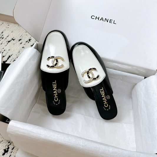 CC FLAT MULE IN WHITE AND BLACK CALFSKIN HARDWARE WITH ROCK MIX CHAIN - 35