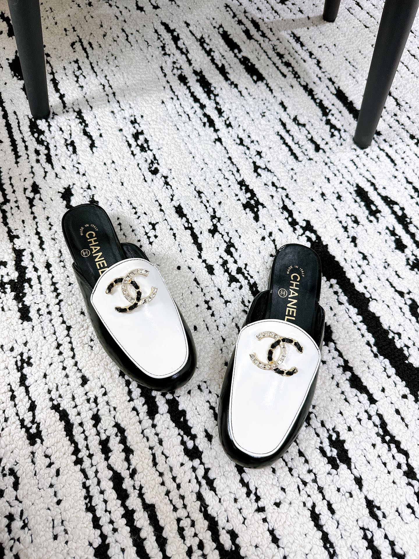 CC FLAT MULE IN WHITE AND BLACK CALFSKIN HARDWARE WITH ROCK MIX CHAIN - 35