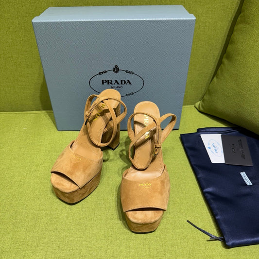 БОСОНІЖКИ PRADA 25S НА ВИСОКИХ ПІДБОРАХ 140 ММ З КОРИЧНЕВОЇ ЗАМШІ КОЛЬОРУ КАРАМЕЛІ ФАСОН 6 - 35