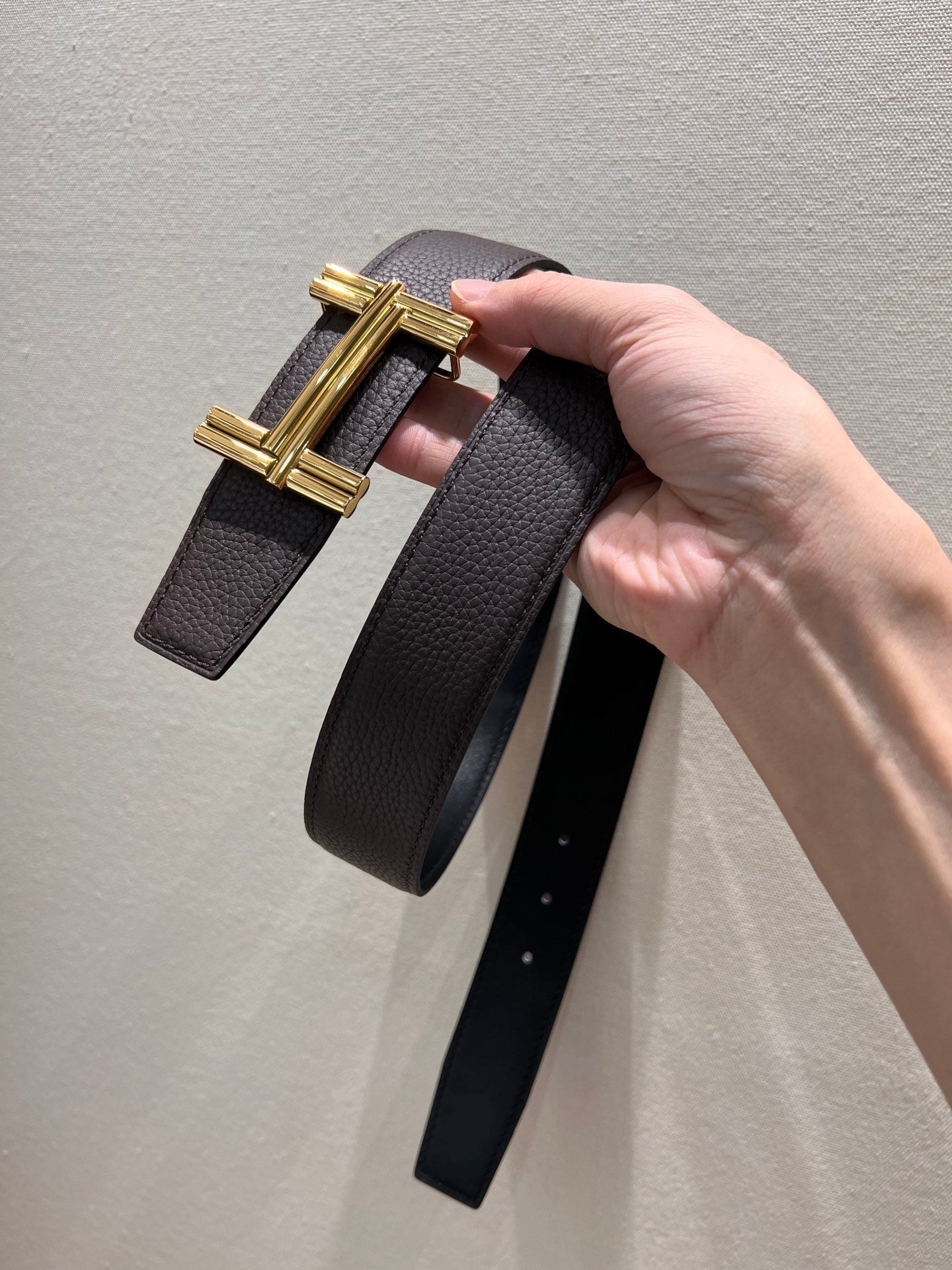 HM TRAVERSE BELT BUCKLE & REVERSIBLE CHOCOLATE BROWN AND BLACK LEATHER STRAP 38 MM GOLD HARDWARE - 30