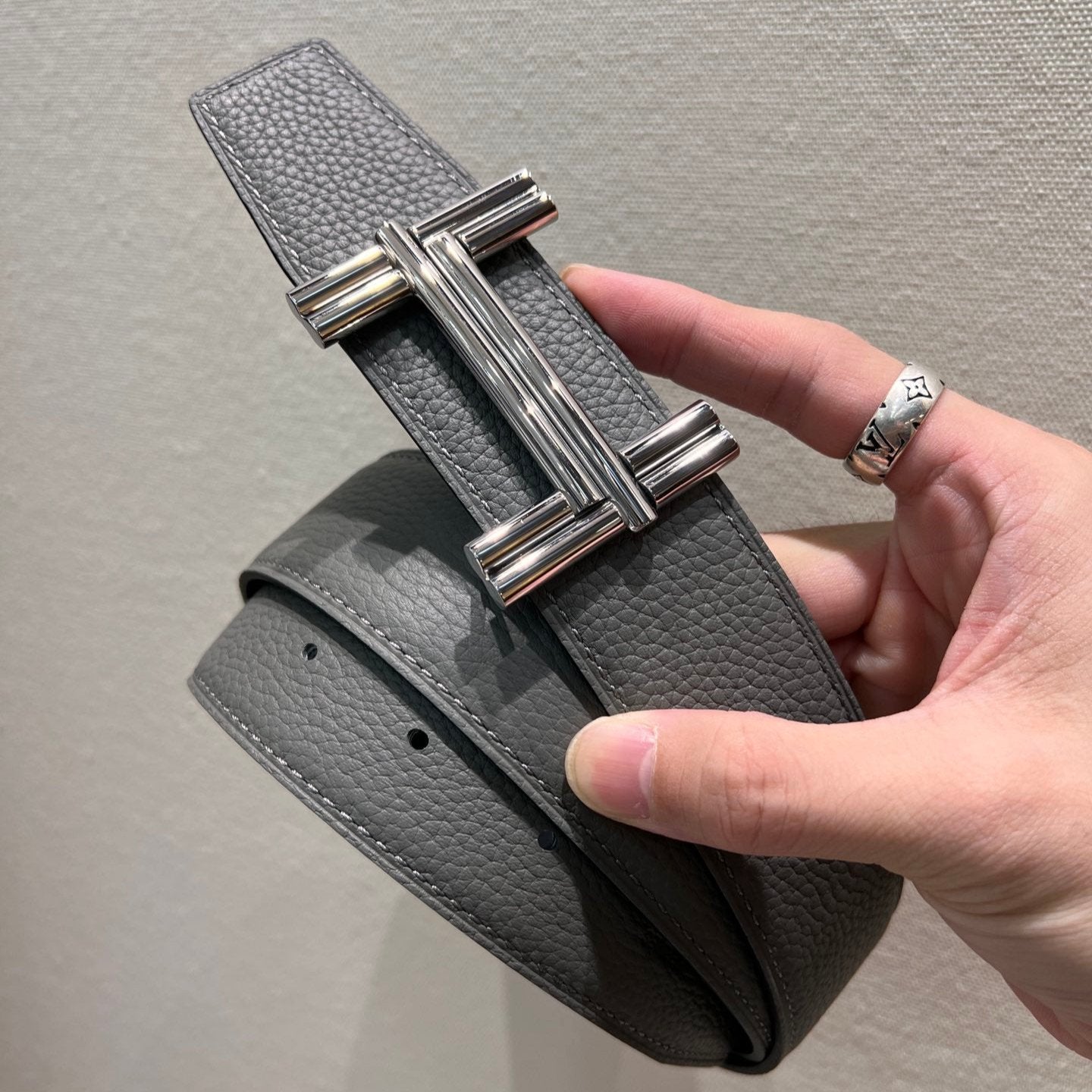 HM TRAVERSE BELT BUCKLE & REVERSIBLE GRAY AND BLACK LEATHER STRAP 38 MM SILVER HARDWARE - 30