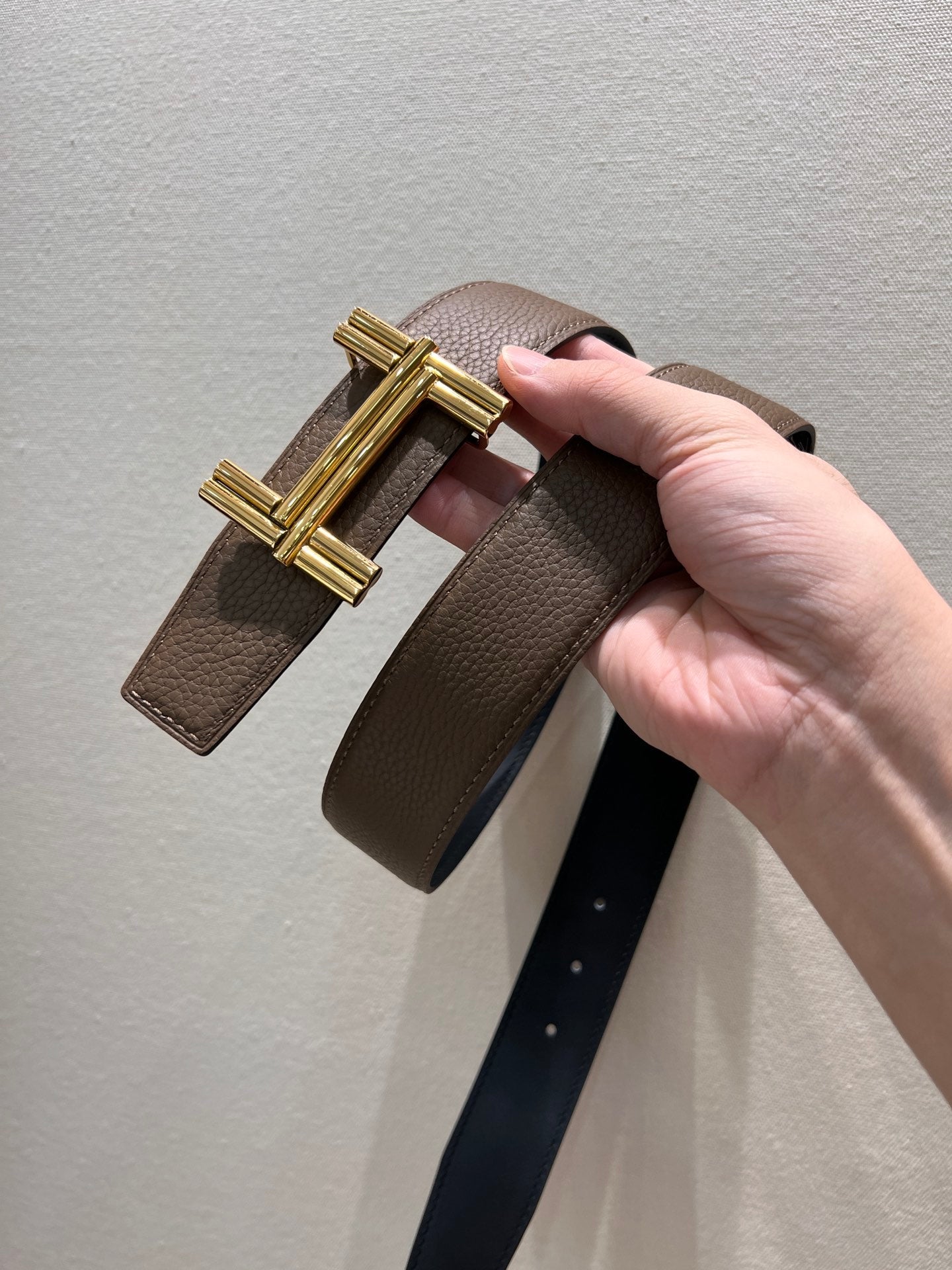 HM TRAVERSE BELT BUCKLE & REVERSIBLE COFFEE BROWN AND BLACK LEATHER STRAP 38 MM GOLD HARDWARE - 30