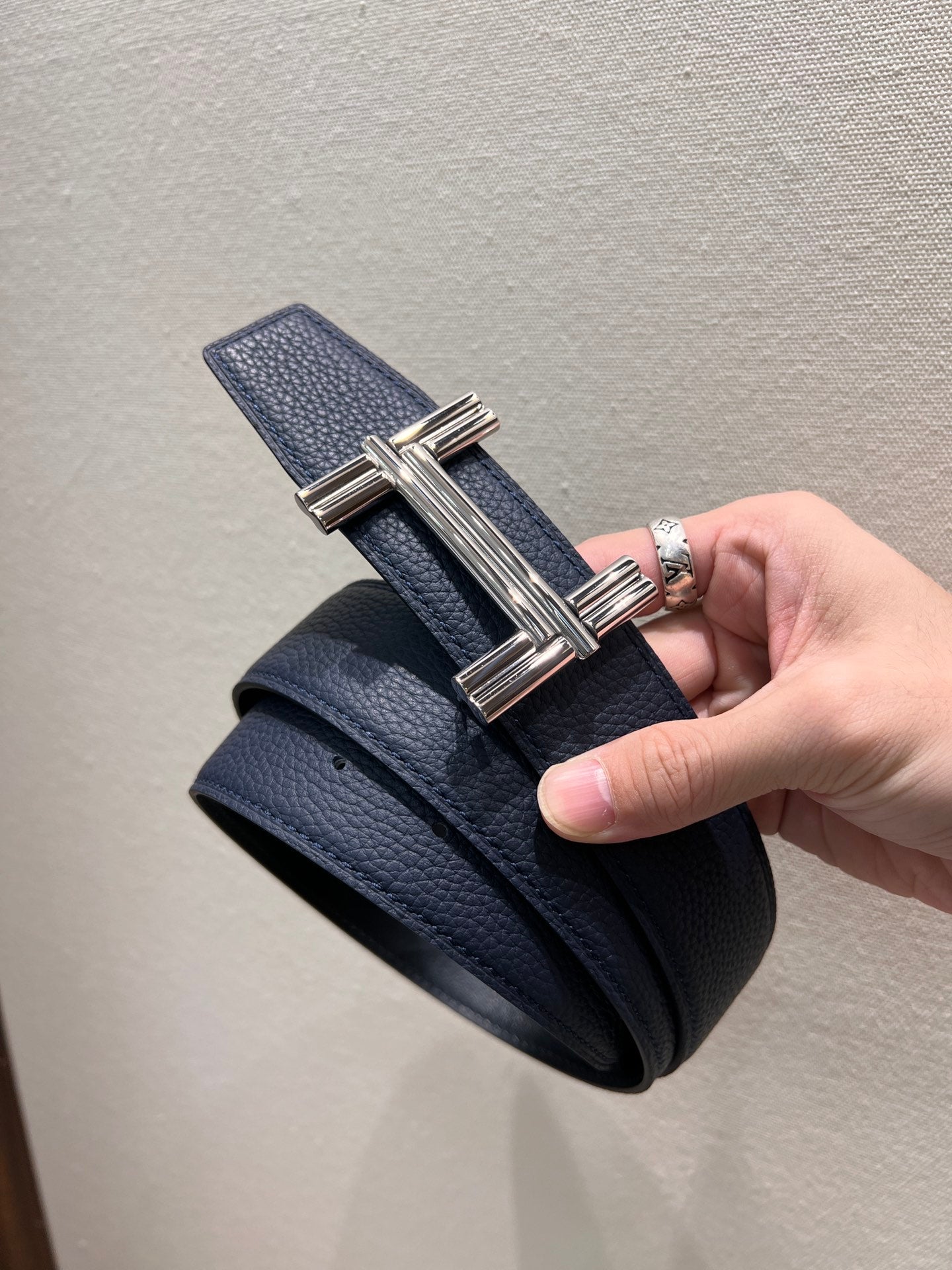 HM TRAVERSE BELT BUCKLE & REVERSIBLE NAVY BLUE LEATHER STRAP 38 MM SILVER HARDWARE - 30