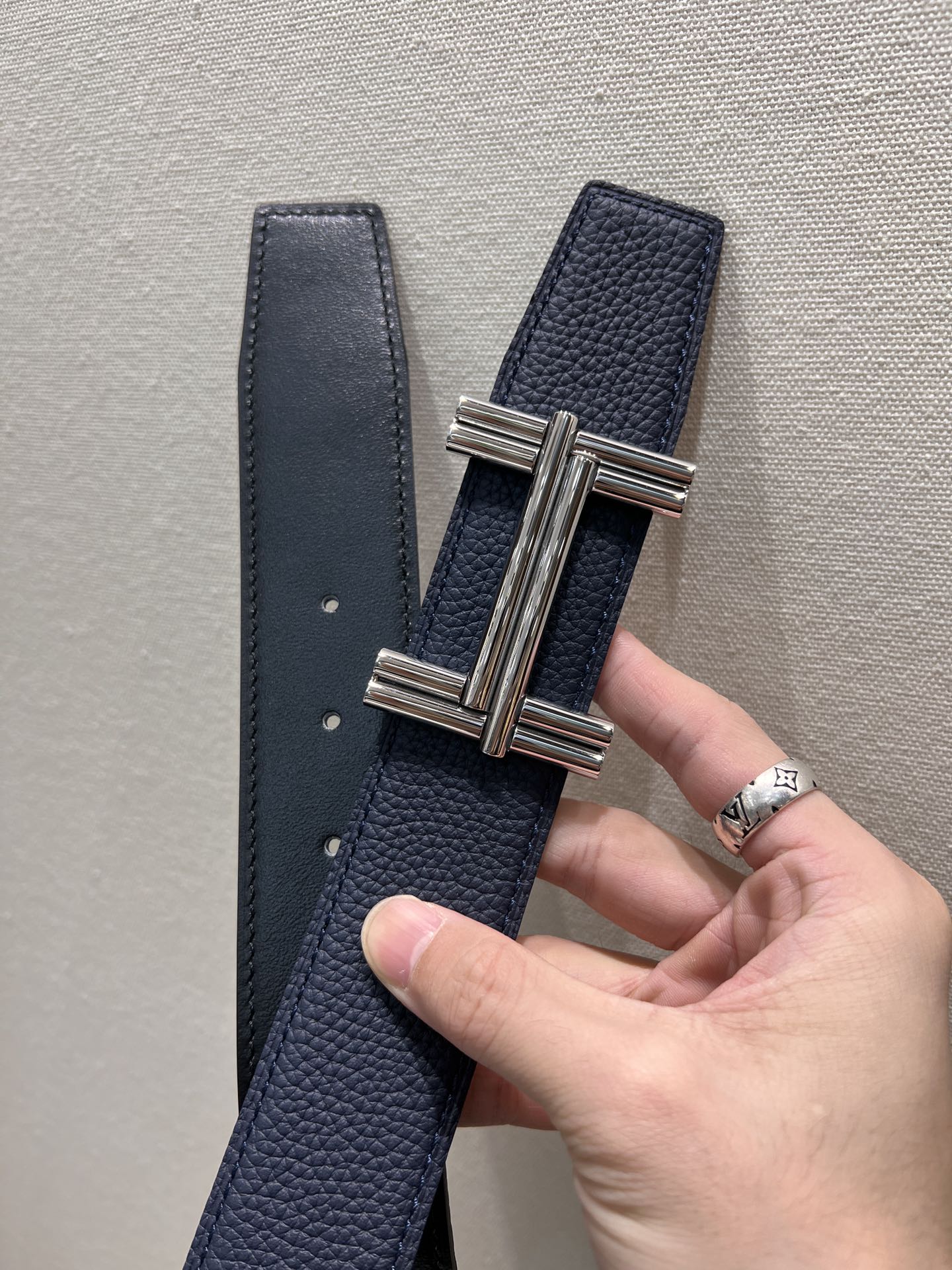 HM TRAVERSE BELT BUCKLE & REVERSIBLE NAVY BLUE LEATHER STRAP 38 MM SILVER HARDWARE - 30