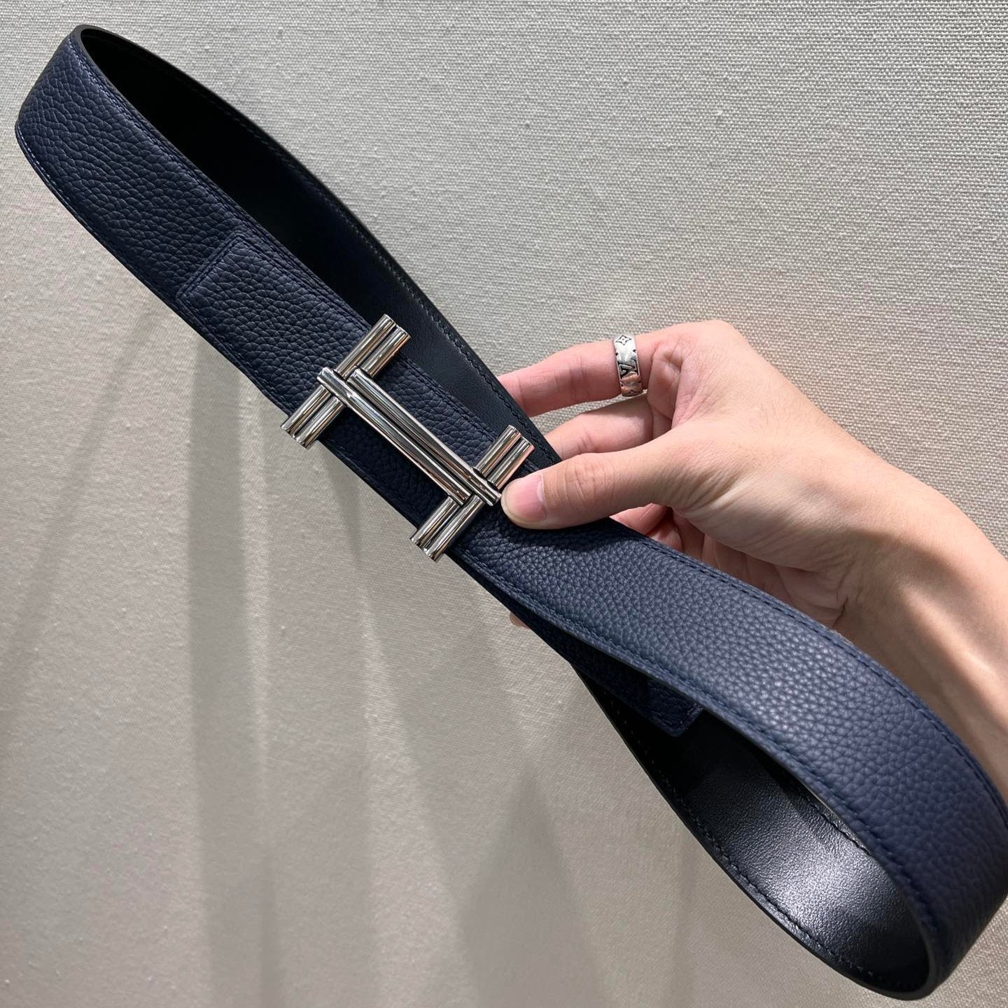 HM TRAVERSE BELT BUCKLE & REVERSIBLE NAVY BLUE LEATHER STRAP 38 MM SILVER HARDWARE - 30