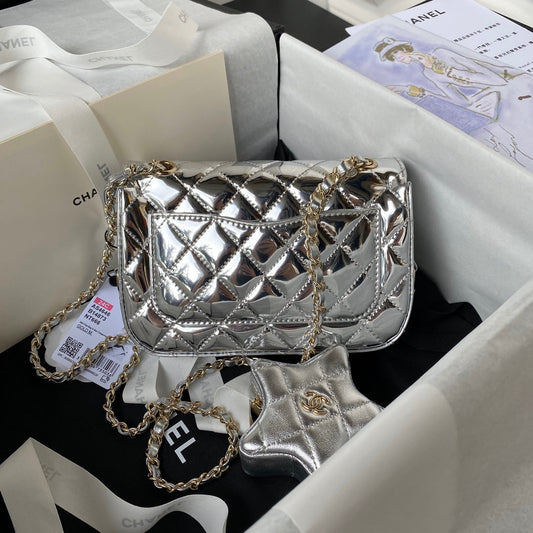 СУМКА CC MINI 19 FLAP BAG СРІБНОГО КОЛЬОРУ З ТЕЛЯЧОЇ ШКІРИ З РЕМІНЦЕМ