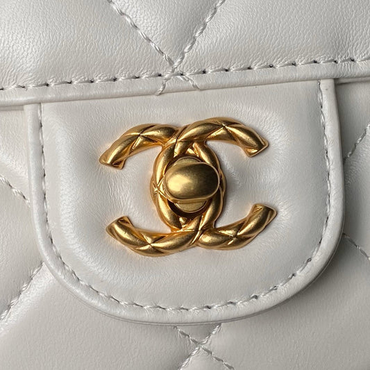 СУМКА CHANEL 25S FLAP BAG 18 СМ З БІЛОЇ ОВЕЧОЇ ШКІРИ З ВЕРХНЬОЮ РУЧКОЮ