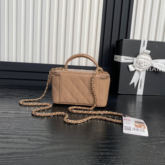 CHANEL 25S VANITY CASE 17 З ЛАКОВАНОЇ ШКІРИ ТЕЛЯТИ КОРИЧНЕВОГО КОЛЬОРУ ІЗ ЗОЛОТИСТОЮ ФУРНІТУРОЮ