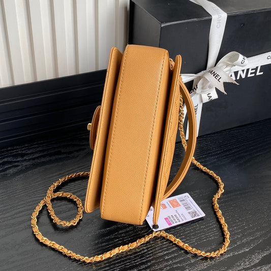 СУМКА-МЕСЕНДЖЕР У РЕТРОСТИЛІ FLAP BAG 19 З ЗЕРНИСТОЇ ТЕЛЯЧОЇ ШКІРИ КОЛЬОРУ СИРОЇ СІЄНИ З ФУРНІТУРОЮ ЗІ ЗОЛОТА