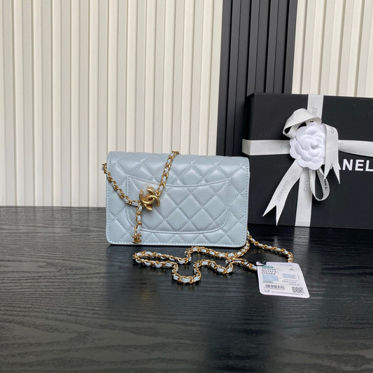 CHANEL 25S ГАМАНЕЦЬ НА ЛАНЦЮЖКУ 19 ЗІ СВІТЛО-БЛАКИТНОЇ ОВЧИНИ ІЗ ЗОЛОТОЮ ФУРНІТУРОЮ