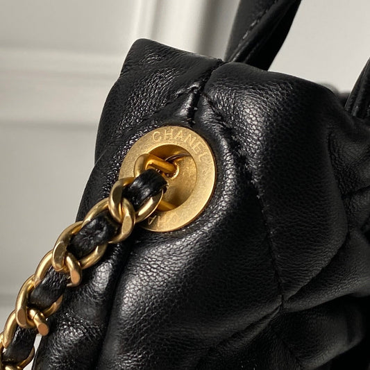 CHANEL 25S СУМКА-БАНТ 26 З ЧОРНОЇ ОВЕЧОЇ ШКІРИ ІЗ ЗОЛОТОЮ ФУРНІТУРОЮ