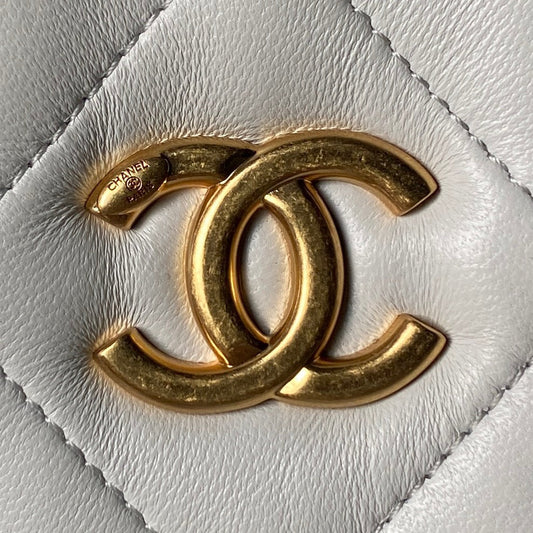 CHANEL 25S МІНІ СУМКА З БАНТОМ 26 З КРЕМОВО-БІЛОЇ ОВЕЧОЇ ШКІРИ ІЗ ЗОЛОТОЮ ФУРНІТУРОЮ