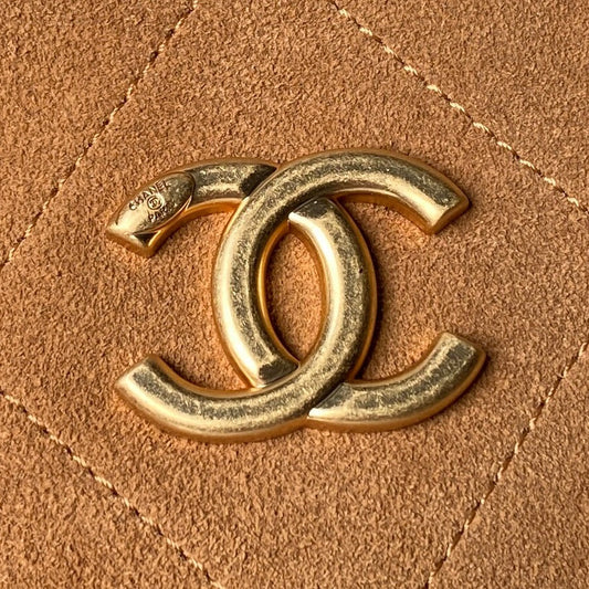 СУМКА CHANEL HOBO 25S 31 З КАРАМЕЛЬНО-КОРИЧНЕВОЇ ЗАМШІ ІЗ ЗОЛОТОЮ ФУРНІТУРОЮ