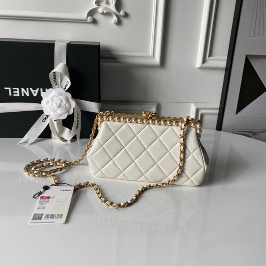 СУМКА-МЕСЕНДЖЕР CHANEL 26S 20 З БІЛОЇ ШКІРИ ЯГНЯТИ