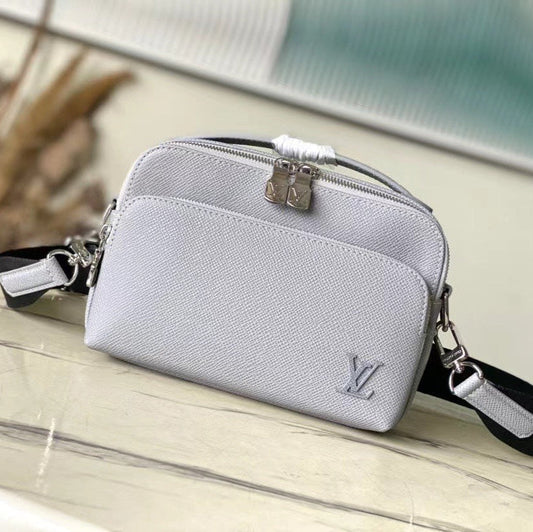 AVENUE MESSENGER 22 IN HARBOR GRAY CALFSKIN