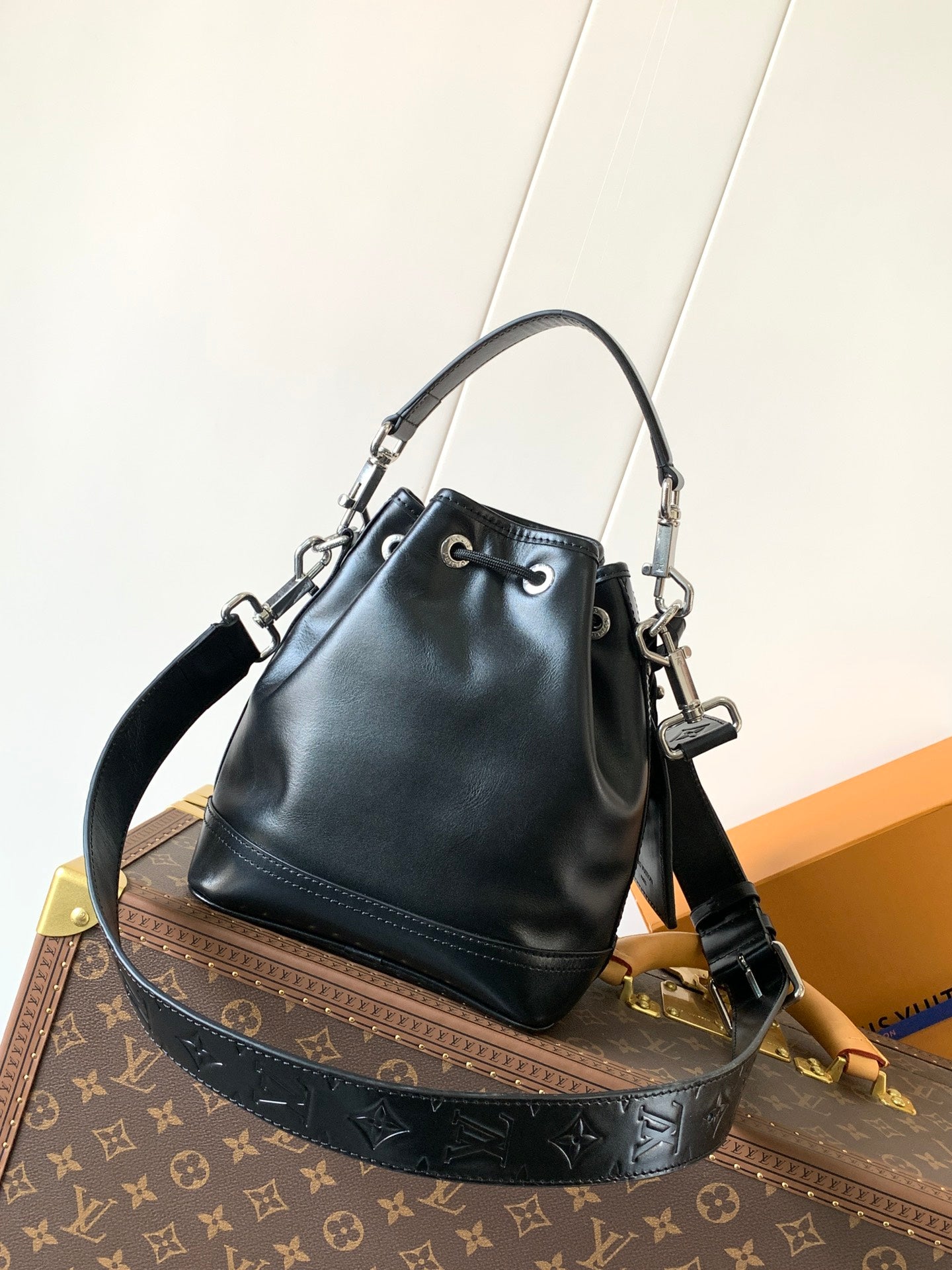LV 25S NOÉ CARGO 24 IN BLACK GLOSSY CALFSKIN SILVER HARDWARE