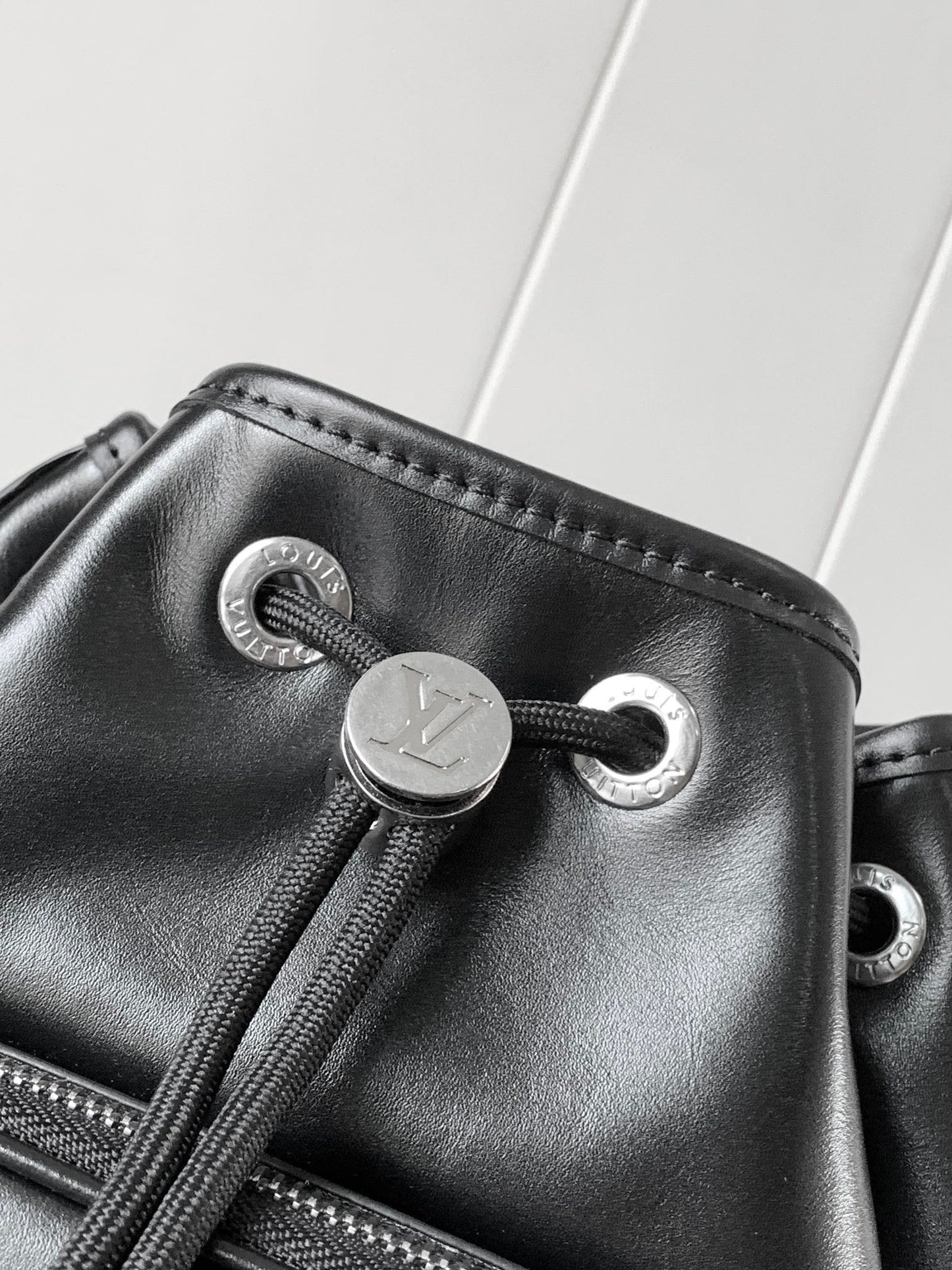 LV 25S NOÉ CARGO 24 IN BLACK GLOSSY CALFSKIN SILVER HARDWARE