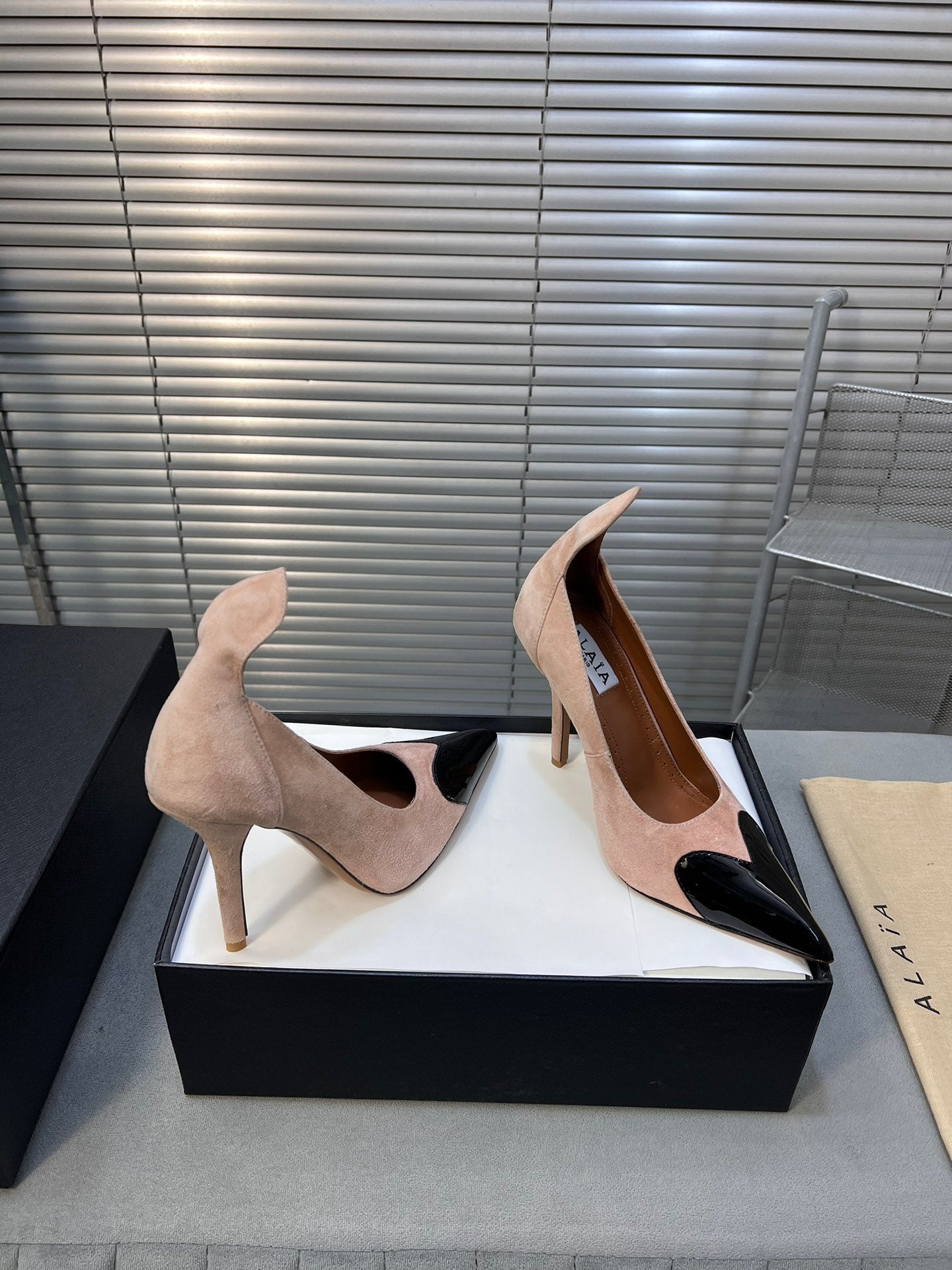 ALAIA HIGH PUMPS 10CM IN ALMOND BEIGE SUEDE MIX BLACK CALFSKIN - 35