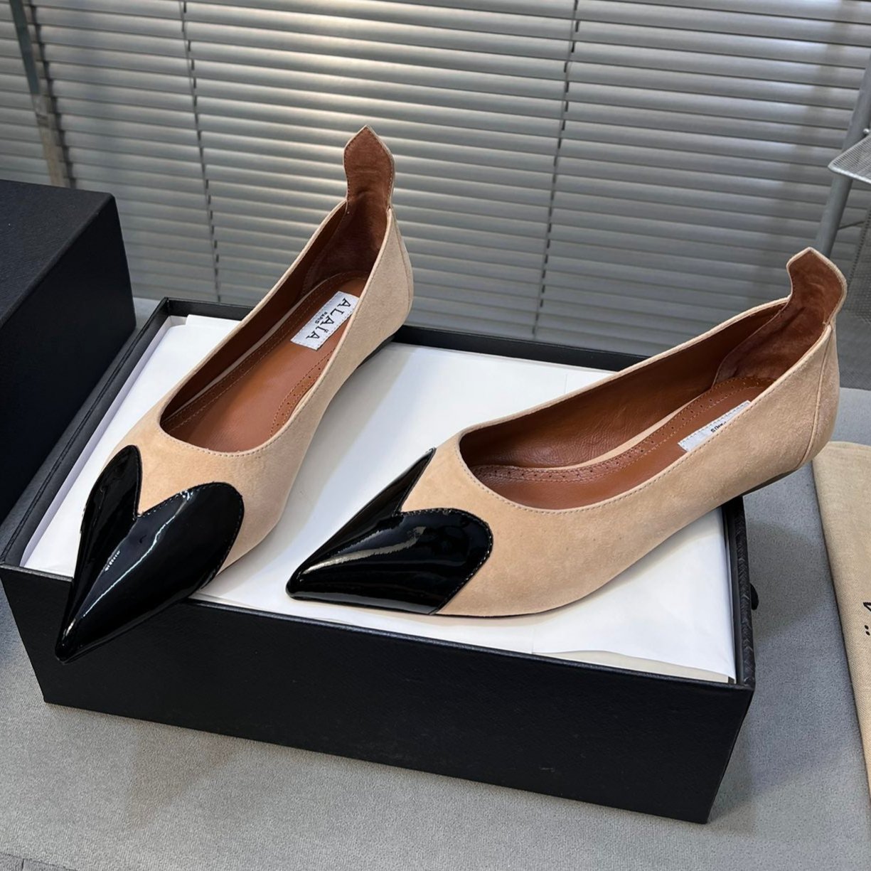 ALAIA PUMP 1 CM IN BEIGE SUEDE MIX BLACK CALFSKIN - 35