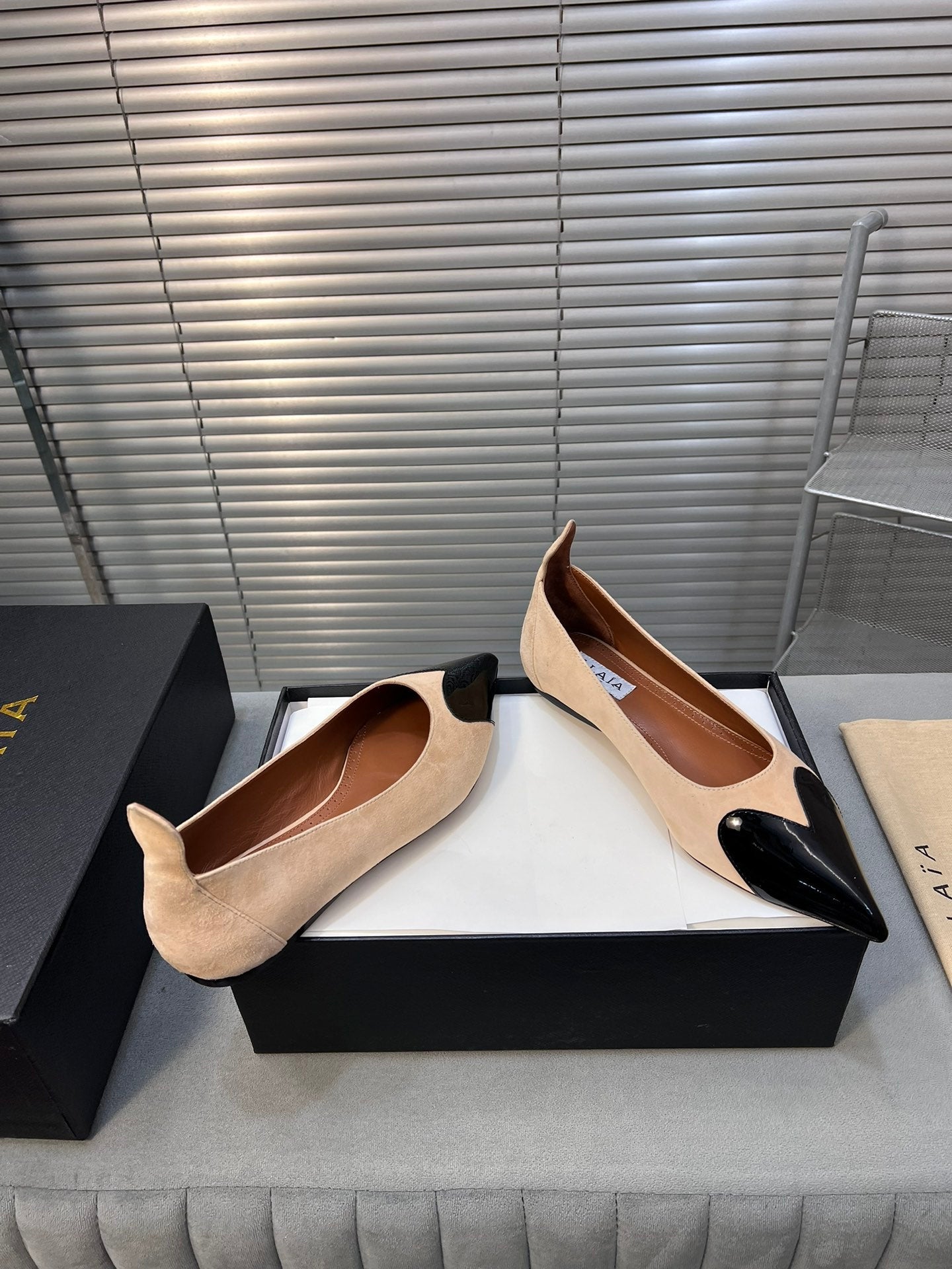 ALAIA PUMP 1 CM IN BEIGE SUEDE MIX BLACK CALFSKIN - 35