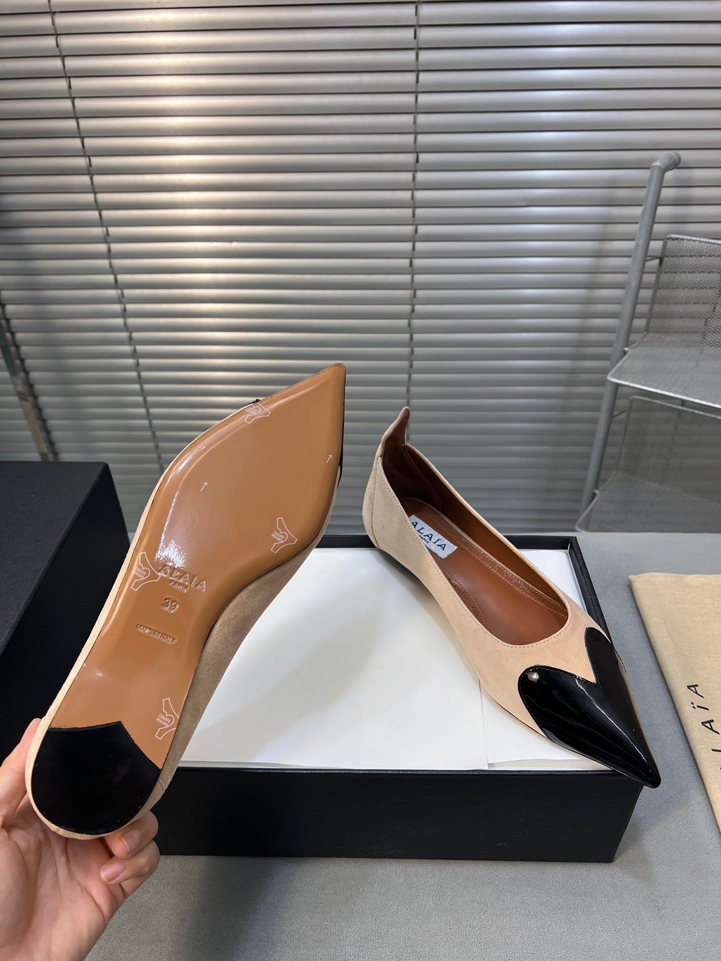 ALAIA PUMP 1 CM IN BEIGE SUEDE MIX BLACK CALFSKIN - 35