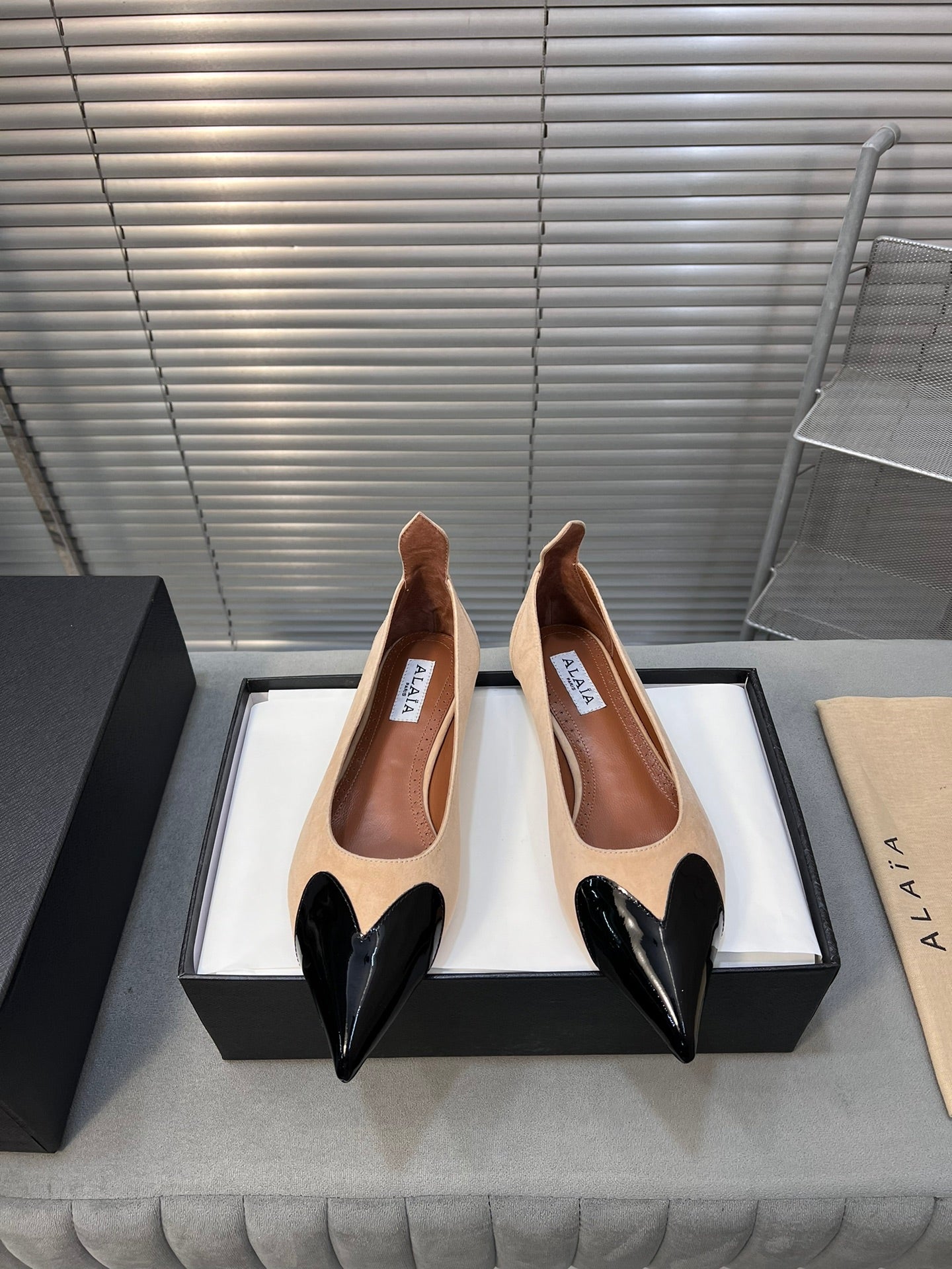 ALAIA PUMP 1 CM IN BEIGE SUEDE MIX BLACK CALFSKIN - 35