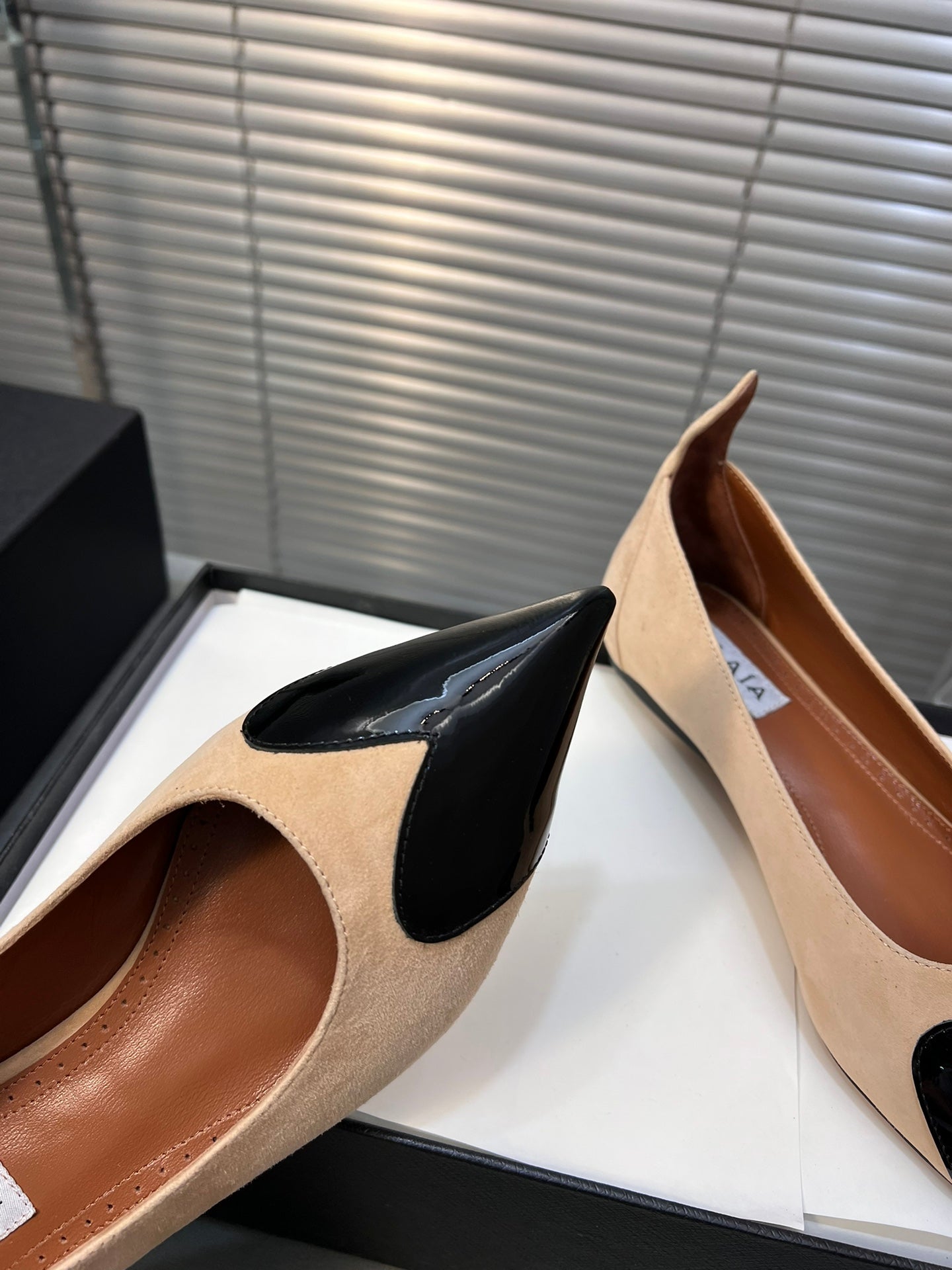 ALAIA PUMP 1 CM IN BEIGE SUEDE MIX BLACK CALFSKIN - 35