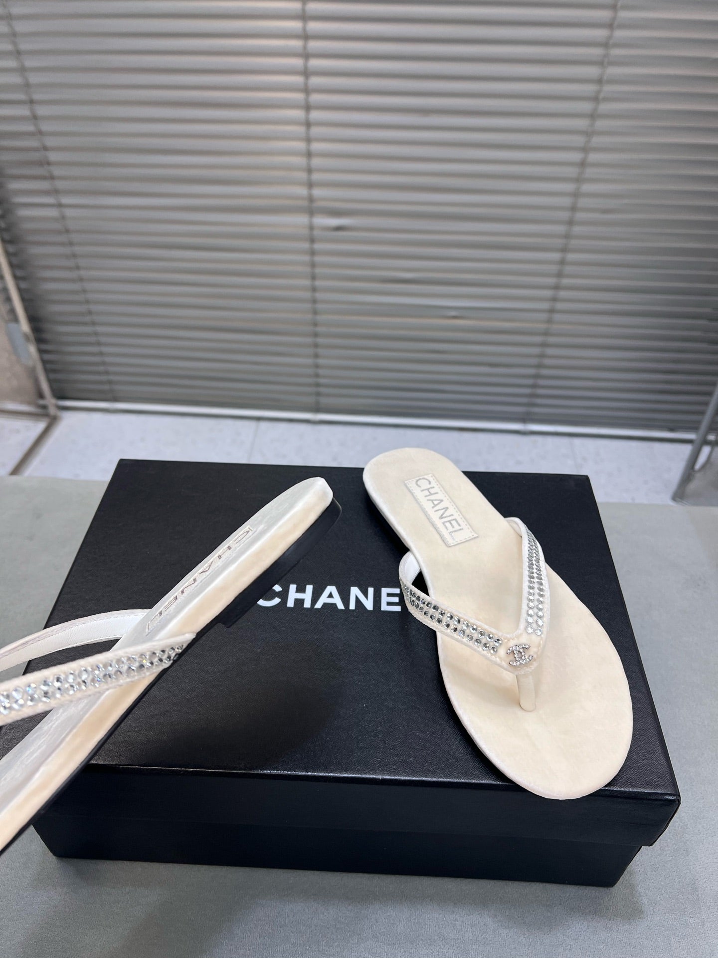 CRYSTAL THONG SANDAL IN WHITE CREAM SUEDE - 35