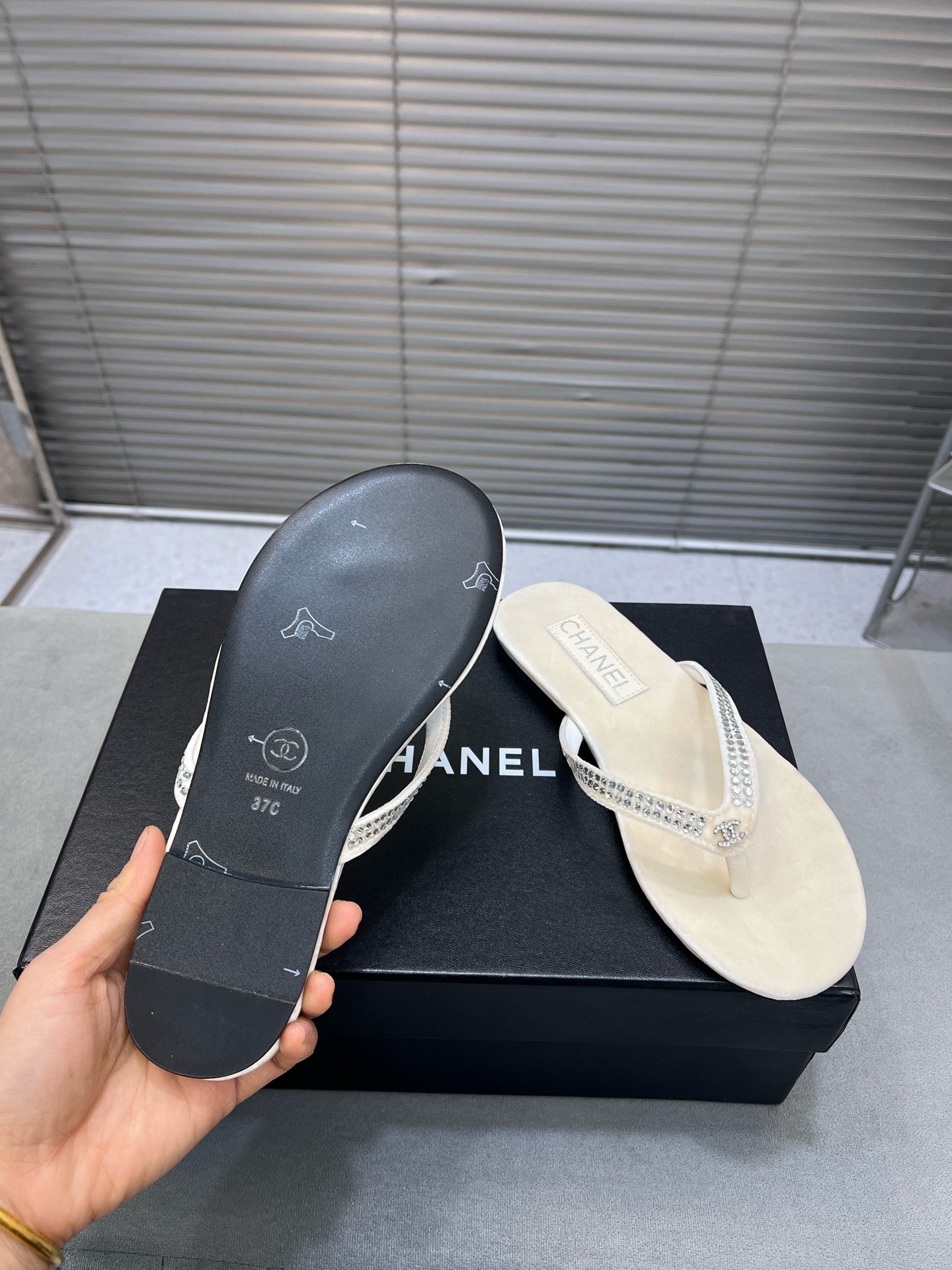 CRYSTAL THONG SANDAL IN WHITE CREAM SUEDE - 35