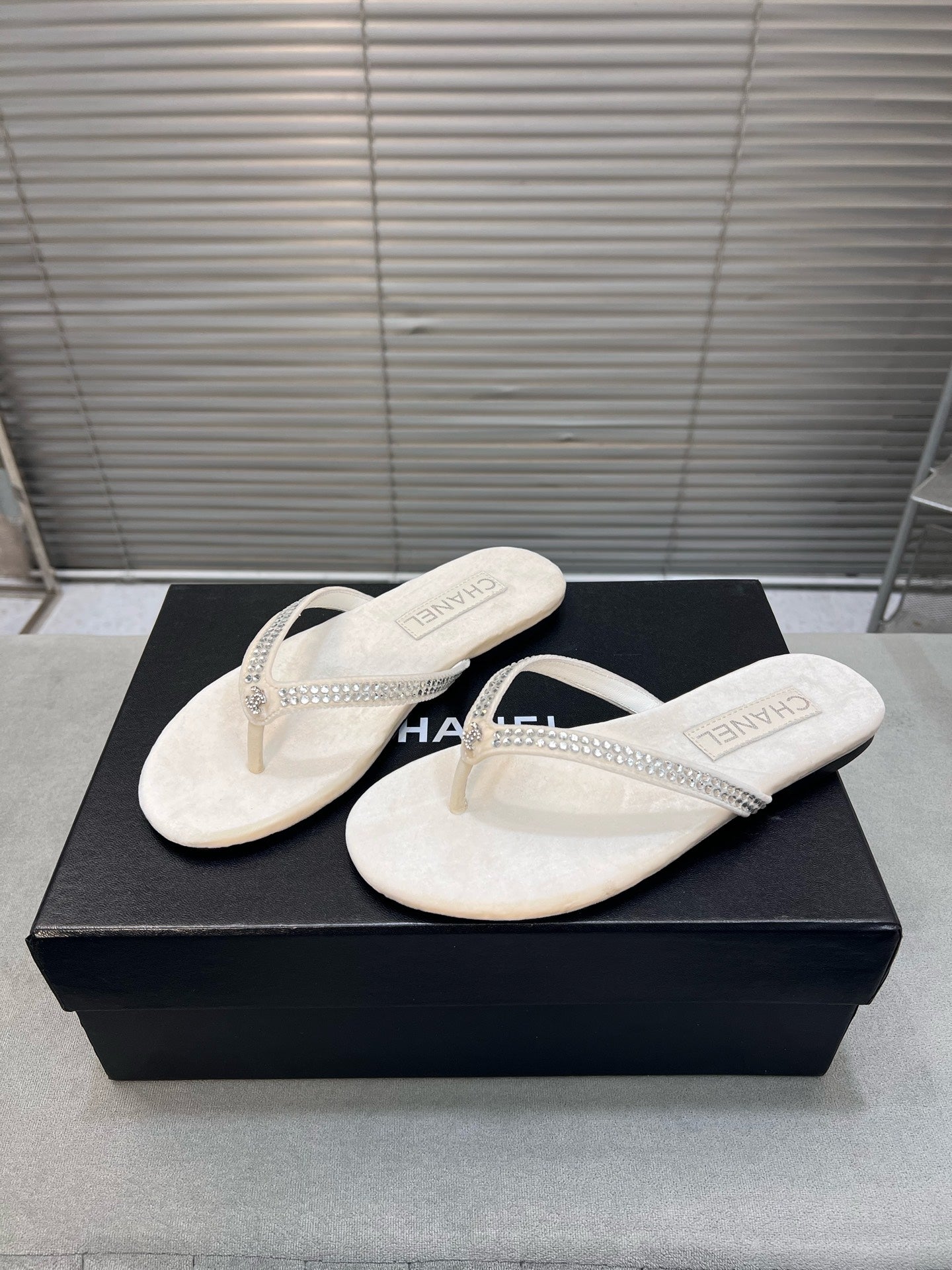 CRYSTAL THONG SANDAL IN WHITE CREAM SUEDE - 35
