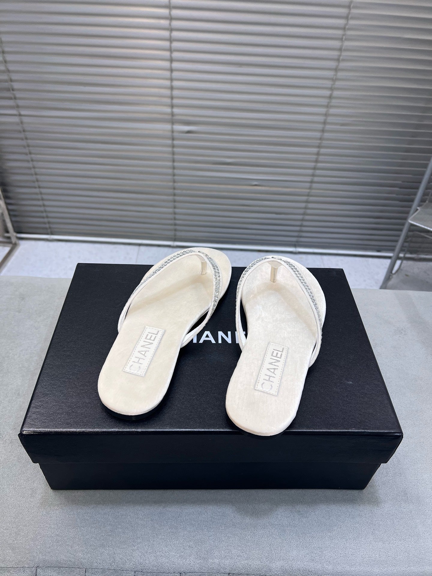CRYSTAL THONG SANDAL IN WHITE CREAM SUEDE - 35