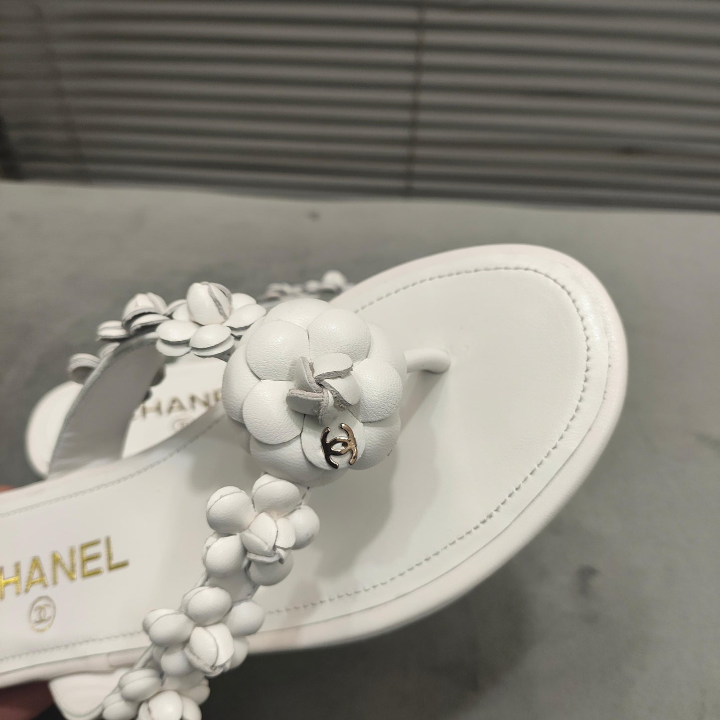 THONG SLIPPERS CAMELLIA IN WHITE CALFSKIN - 35