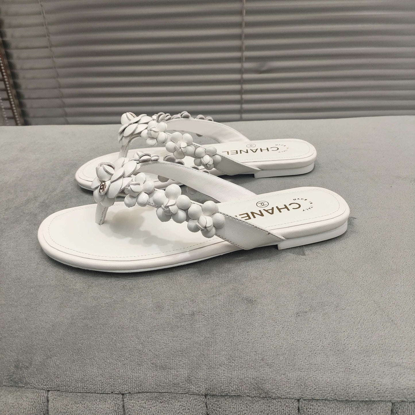 THONG SLIPPERS CAMELLIA IN WHITE CALFSKIN - 35