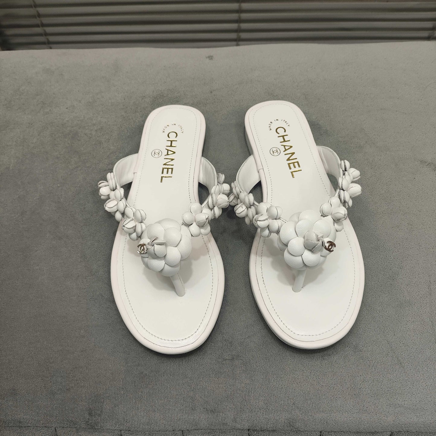 THONG SLIPPERS CAMELLIA IN WHITE CALFSKIN - 35