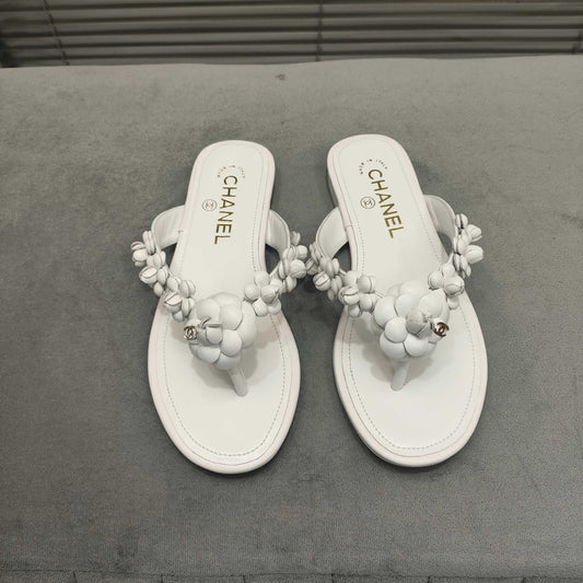 THONG SLIPPERS CAMELLIA IN WHITE CALFSKIN - 35