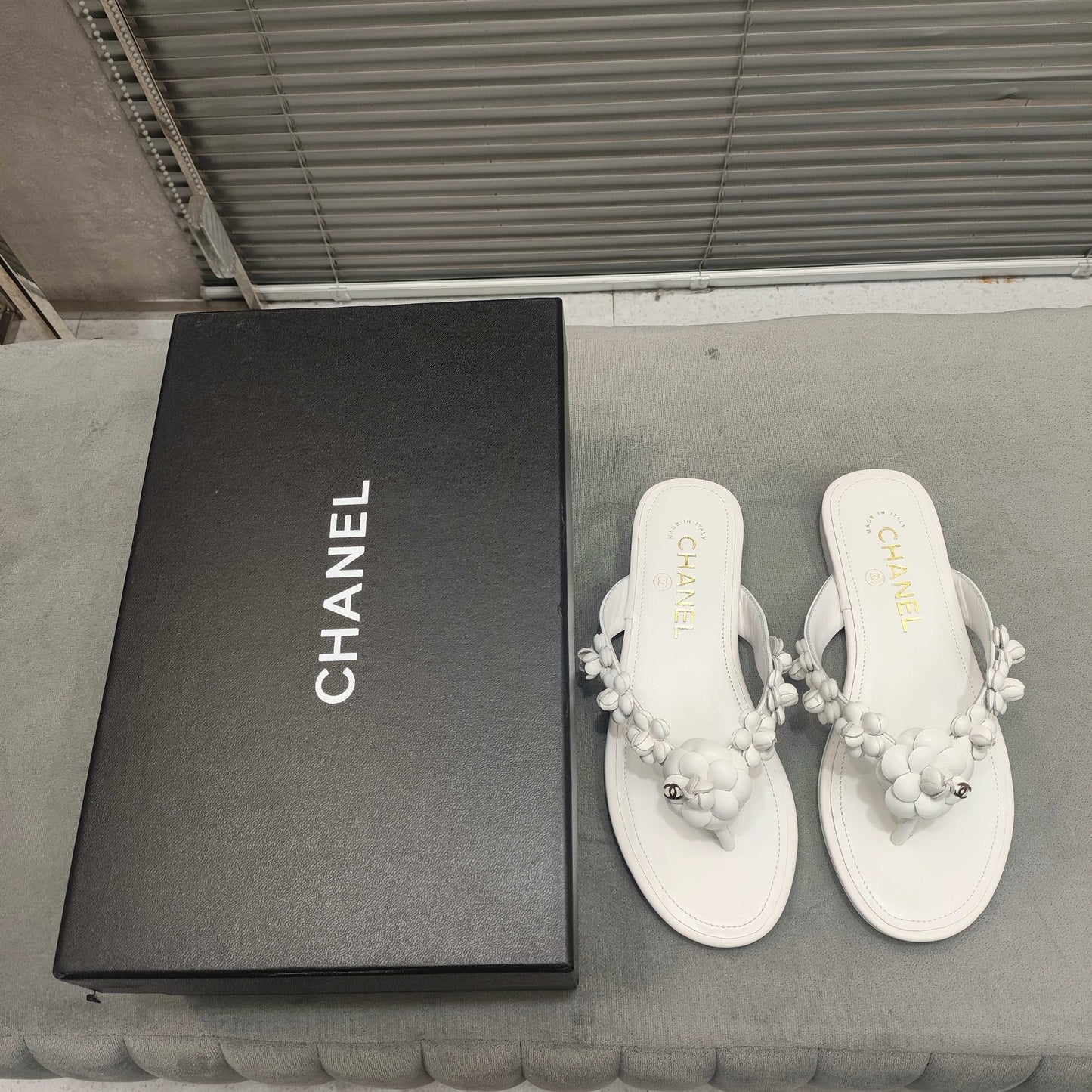 THONG SLIPPERS CAMELLIA IN WHITE CALFSKIN - 35