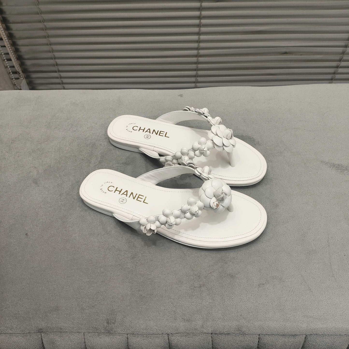 THONG SLIPPERS CAMELLIA IN WHITE CALFSKIN - 35